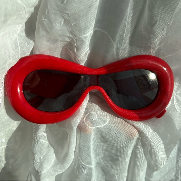 Retro Vintage Red Sunglasses 🌞 - Picture 2 of 5
